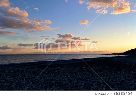 夕焼けが沈む海と空の景色 86385454