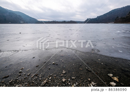 湖面が凍結した山梨県精進湖 86386090