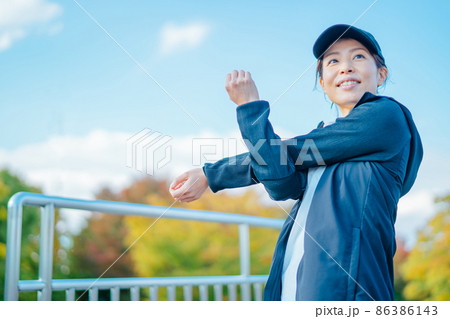 公園で準備運動する女性（ストレッチ） 86386143