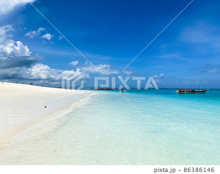 Selective focus, azure water of the Indian Ocean against the blue sky. Recreation and tourism concept 86386146