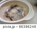 こびりついた土鍋 86386248