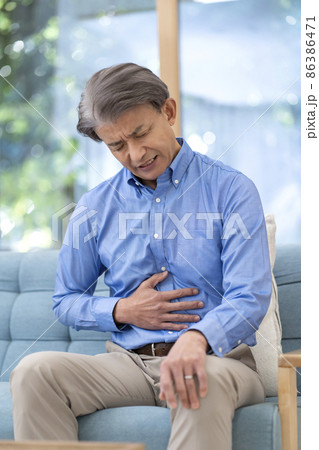 腹痛のミドル男性　 86386471