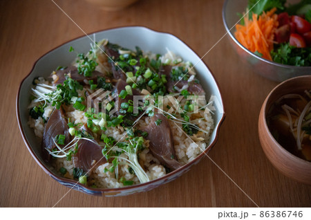 鰹の手こね寿司と、人参サラダの食卓 鰹の手こね寿司と、人参サラダの食卓 86386746