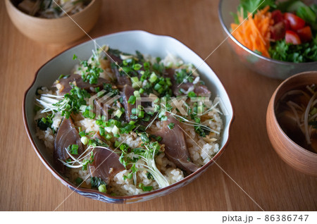 鰹の手こね寿司と人参サラダの食卓 鰹の手こね寿司と人参サラダの食卓 86386747