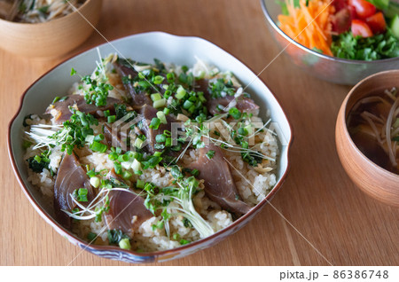 鰹の手こね寿司とサラダの食卓 鰹の手こね寿司とサラダの食卓 86386748