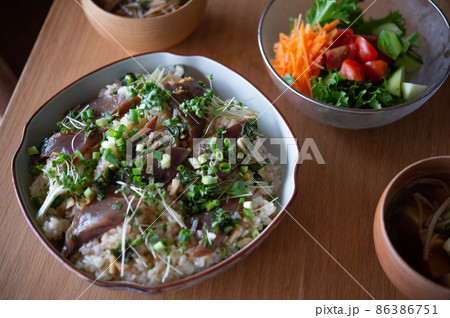 手捏ね寿司とレタスサラダの食卓 86386751