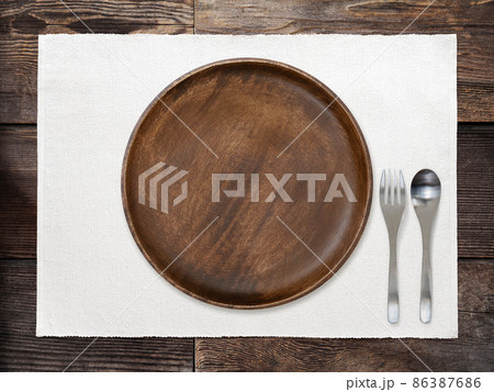 木製のテーブルに置かれた皿 86387686