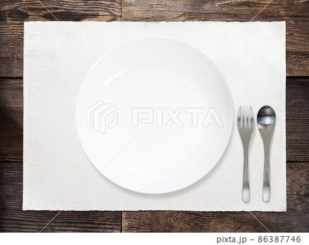 木製のテーブルに置かれた白い皿 86387746