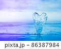 The ice shape of a heart. 86387984
