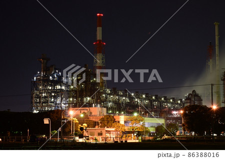 千葉県市原市の養老川臨海公園から見た化学工場（丸善石油化学千葉工場）の夜景 86388016