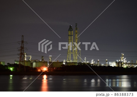 千葉県市原市の養老川臨海公園から見た、発電所や化学工場の夜景 千葉県市原市の養老川臨海公園から見た、発電所や化学工場の夜景 86388373