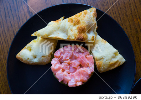 Salmon tartare with guacamole 86389290