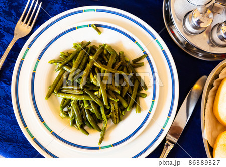 Portion of stewed green beans 86389327