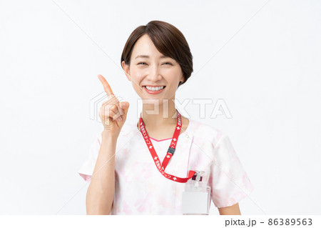 ピンクの花柄スクラブを着た女性看護師（白バック） 86389563