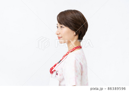 ピンクの花柄スクラブを着た女性看護師(白バック) ピンクの花柄スクラブを着た女性看護師(白バック) 86389596