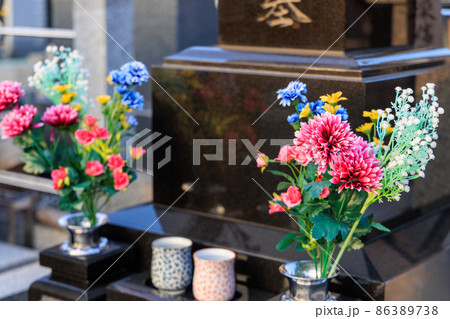 墓に供えられた切り花と茶 86389738