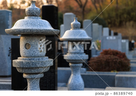 墓地の石灯篭と墓石 墓地の石灯篭と墓石 86389740