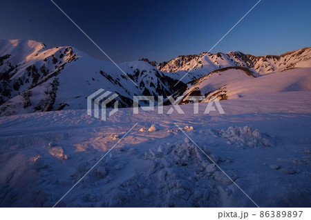 夕暮れの北アルプス立山連峰 86389897