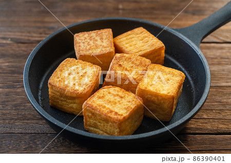スキレット鍋で焼いた厚揚げ豆腐 スキレット鍋で焼いた厚揚げ豆腐 86390401
