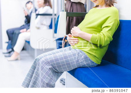 電車移動をする妊婦 86391047