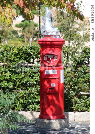 木陰のレトロな赤い丸型ポスト　兵庫県尼崎市 86391654