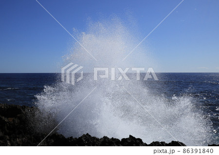 荒崎海岸　沖縄本島最南端の荒波が打ち寄せる海岸 86391840