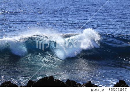 荒崎海岸　沖縄本島最南端の荒波が打ち寄せる海岸 86391847