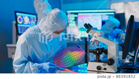 technician with wafer 86391852
