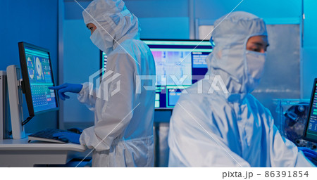 technician with wafer technician with wafer 86391854