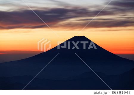 南アルプス・北岳山頂から見る朝焼け空と富士山 南アルプス・北岳山頂から見る朝焼け空と富士山 86391942