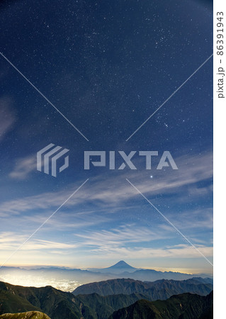 南アルプス・北岳山頂から見る星空と富士山 南アルプス・北岳山頂から見る星空と富士山 86391943