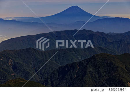 南アルプス・北岳山頂から見る月明かりの富士山 南アルプス・北岳山頂から見る月明かりの富士山 86391944