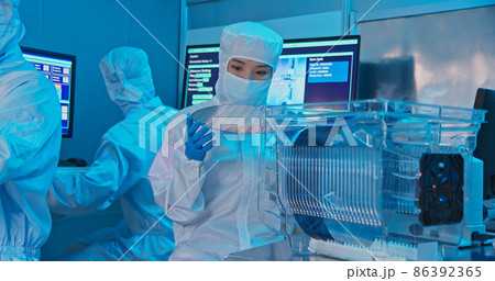 technician with wafer 86392365