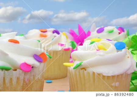Cupcakes with white icing and Colorful Sprinkles 86392480