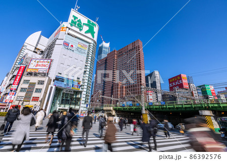日本の東京都市景観 新宿の新たなシンボル「東急歌舞伎町タワー」が姿を現した・新宿大ガード西の交差点 日本の東京都市景観 新宿の新たなシンボル「東急歌舞伎町タワー」が姿を現した・新宿大ガード西の交差点 86392576