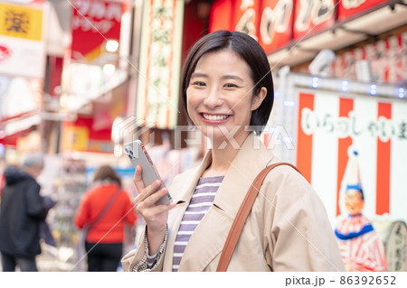 大阪観光を楽しむ女性 86392652