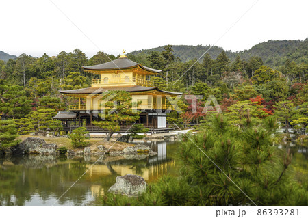 晩秋の鹿苑寺 鏡湖池と舎利殿 金閣 晩秋の鹿苑寺 鏡湖池と舎利殿 金閣 86393281