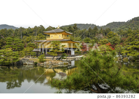 晩秋の鹿苑寺　鏡湖池と舎利殿　金閣 86393282