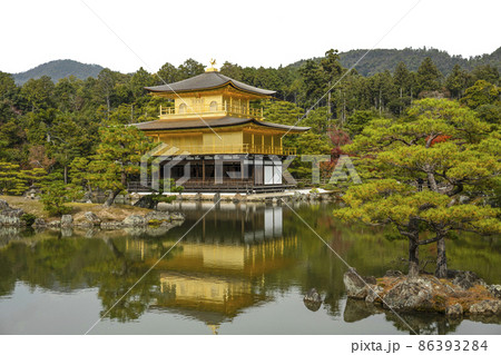晩秋の鹿苑寺 鏡湖池と舎利殿 金閣 晩秋の鹿苑寺 鏡湖池と舎利殿 金閣 86393284