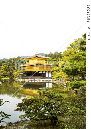 晩秋の鹿苑寺 鏡湖池と舎利殿 金閣 晩秋の鹿苑寺 鏡湖池と舎利殿 金閣 86393287
