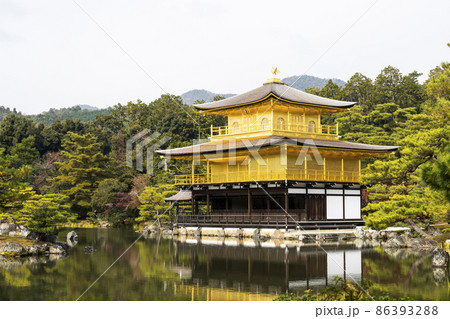 晩秋の鹿苑寺　鏡湖池と舎利殿　金閣 86393288