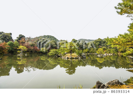 晩秋の金閣寺　鏡湖池（キョウコチ） 86393314