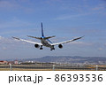 大阪国際空港に着陸するANAボーイング787ドリームライナー 86393536