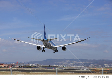 大阪国際空港に着陸するANAボーイング787ドリームライナー 86393536