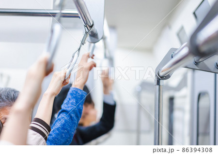 満員電車に乗る乗客たち 満員電車に乗る乗客たち 86394308