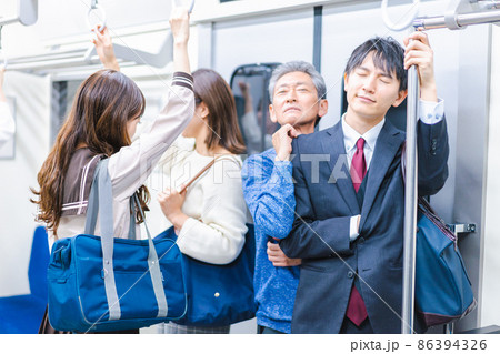満員電車に乗る乗客たち 86394326