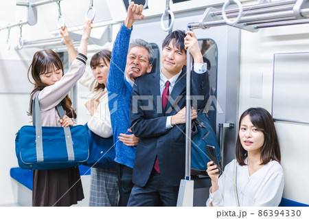満員電車に乗る乗客たち 86394330
