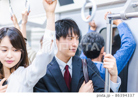 満員電車に乗る乗客たち 満員電車に乗る乗客たち 86394337