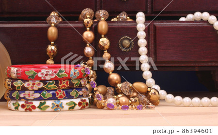 Vintage Jewelry and Open Jewelry Box on Table Close up Vintage Jewelry and Open Jewelry Box on Table Close up 86394601
