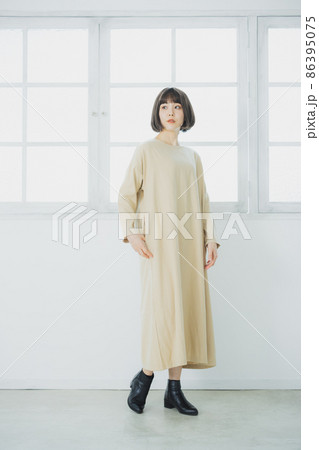 ベージュのワンピースの女性 ベージュのワンピースの女性 86395075